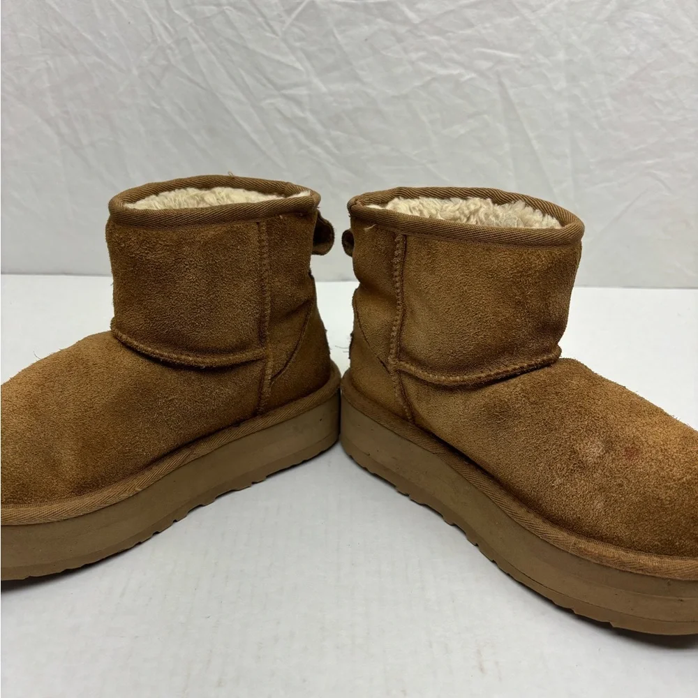 Ugg platform tang boots little girl sz2